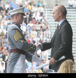 1er Cadet Le Capitaine Jason Crabtree, boursier Rhodes, était le troisième membre de l'Académie militaire américaine de classe 2008 de recevoir son diplôme de secrétaire de l'Armée Pete Geren, qui était le début le président. Geren Secrétaire a également présenté des diplômes à l'honneur 43 diplômés dont l'adieu de classe, la classe le président et l'Armée Athletic Association trophy gagnants et secoua les mains du reste de la classe. Il y avait 972 élèves-officiers qui ont obtenu leur diplôme et ont prêté serment comme sous-lieutenants devant une foule de parents, d'autres membres de la famille, les amis et les cadets de West Point's Stade Michie 3 Mai Banque D'Images