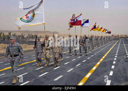 Le brig. Le général Robert McCaleb, chef d'état-major adjoint, G8, 3e Armée/U.S. Les troupes de l'armée conduit central pendant la parade célébration 50/20 au Koweït, le 26 février. Le soutien des États-Unis pour la célébration 50/20 met en valeur l'importance historique de la relation durable entre les États-Unis et le Koweït. Cette célébration rend hommage aux anciens combattants de l'opération Tempête du désert et reconnaît la longue et fructueuse collaboration qui témoigne de notre de nombreuses amitiés dans la région. Banque D'Images