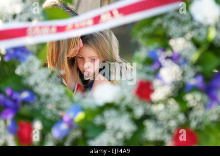 Hailee Cook, fille de tombé de la CPS. Michael Cook Jr., est assis près de la guerre mondiale contre le terrorisme, à Fort Riley monument, au Kansas, au cours d'une cérémonie du souvenir dimanche 11 septembre. Cook a été tué en Iraq en ce mois de juin alors qu'il servait au sein de la 2e Brigade Combat Team lourd, 1re Division d'infanterie. Le Sgt. Roland Hale, 1er Inf. Div. Affaires publiques Banque D'Images