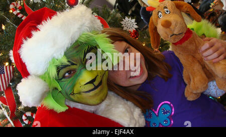 "Grincheux" Lewis et Max le chien posent avec l'un des nombreux enfants qui ont assisté à la lecture de samedi. Le colonel James A. Lewis, juge-avocat, le personnel de la Division bénévolement son temps à lire aux enfants à la Bataille des Ardennes Bibliothèque sur Fort Meade. Stroop Dawn Banque D'Images