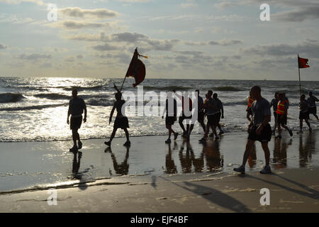 Sur la rive des soldats de la 11e bataillon de transport, 7e Brigade de soutien terminer un jogging à Virginia Beach, le 5 août. 1er lieutenant Andrea Whitaker, U.S. Army, 11e bataillon de transport, 7e Brigade de soutien Banque D'Images