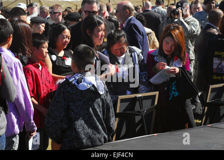 Les amis et les membres de la famille de la FPC. Kham S. Xiong, qui a été tué le 5 novembre 2009 à Fort Hood, Centre de traitement de l'état de préparation militaire, de rassembler autour de sa photo à la suite d'une cérémonie tenue à Fort Hood, Texas vendredi. La cérémonie honorait tous les 13 soldats tués l'année dernière. Samantha D. Hall, 11e / Affaires Publiques-news/2010/11/05/47718-fort-hood-leçons-pro... /-News/2010/11/05/47718-fort-hood-leçons-promotion-mieux-force-protection/index.html ?ref =home-Titre-titre0 Banque D'Images