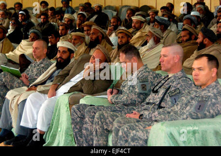 Les membres de l'équipe provinciale de reconstruction de Nangarhar, développement de l'agribusiness et l'équipe de Task Force Duc écouter un orateur lors d'un 14 février Cérémonie marquant le 20e anniversaire du retrait des forces soviétiques d'Afghanistan. Banque D'Images