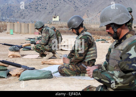 Armée nationale afghane de la 6e, 2e Brigade, Codec 201e Corp, 1ère compagnie de munitions en charge des soldats leurs magazines pour une qualification d'armes avec le M16 A1 carabine sur Bostick FOB à Bostick Afghanistan, 16 janvier. Banque D'Images