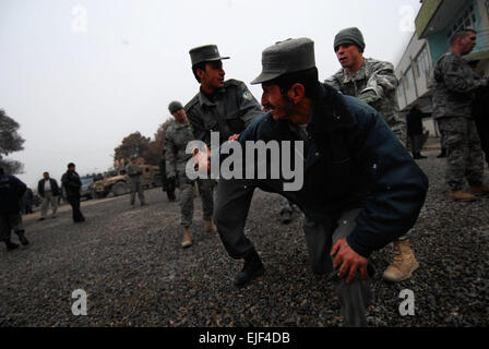 Le Sgt. Aaron à l'ouest de l'Administration centrale et de l'Administration centrale, la compagnie d'infanterie 33e Brigade Combat Team, Combined Joint Task Force Phoenix VIII, donne instruction à combatives deux agents de la Police nationale afghane. La formation combatives faisait partie d'une semaine de formation, l'équipe de mentors de la police, un comité consultatif de la Police régionale, Command-Kabul organisé pour les officiers et sous-officiers de l'ANP de la Zone 1, Kaboul, Afghanistan. La CPS. Luke S. Austin, photojournaliste Banque D'Images