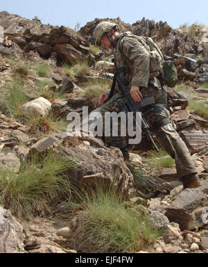 Lieutenant de l'armée américaine Reabe Jonathon, de la Compagnie Charlie, 1er Bataillon, 158e Régiment d'infanterie, la Garde nationale de l'Arizona, marche jusqu'à une colline en retournant à la base de patrouille du véhicule dans la titine Vallée de la province de Nuristan Afghanistan le 21 juin 2007. Photo de l'armée américaine le s.. Isaac A. Graham Banque D'Images