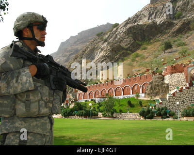 Bakersfield (Californie), de l'Armée native Sgt. Michael Espejo ot la 66e Compagnie de Police militaire en poste à Fort Lewis, Washington, tire la sécurité à la frontière pakistanaise à Torkham Gate le 19 août. Banque D'Images