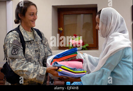 Le capitaine de l'US Air Force Christa Lothes mains gauche fait don de matériel pour une classe de couture pour un Afghan femmes pendant un après-midi thé sur Weds., le 5 septembre 2007. Les aviateurs et soldats affectés à l'Équipe de reconstruction provinciale de Laghman PRT a accueilli le plateau pour les femmes afghanes influentes vivant tout au long de la province de Laghman. L'événement se déroule sur la base d'opération avancée FOB Mehtar Lam situé près de la capitale provinciale de Mehtar Lam. Le capitaine Lothes, l'EPR est agent de renseignement déployés à partir de Wright-Patterson Air Force Base, Ohio. Le Capitaine Heather Kekic, l'EPR un public Banque D'Images