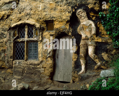 L'culte, chapelle de Notre Dame de la falaise, Knaresborough, N Yorkshire, gardé par un chevalier en armure, a été fondée en 1408 par John la Mason. Banque D'Images