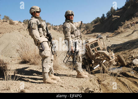 071109-A-2013C-022 parachutistes du 1er bataillon du 503e Régiment d'infanterie aéroportée,, 173e Brigade aéroportée, tirer pour les camions de sécurité elimination d'un itinéraire vers un nouveau centre de district dans la province de Paktika, Afghanistan, le 10 novembre. La CPS. Micah E. Clare Banque D'Images