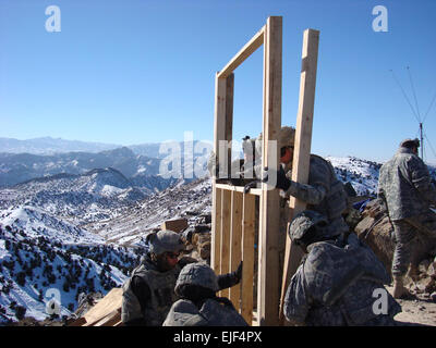 Des ingénieurs de la Compagnie Bravo du 864e bataillon du génie, Fort Lewis, Washington, putt un mur les structures d'une nouvelle tenue qui servira comme un avant-poste au milieu des montagnes dans l'Est de l'Afghanistan. Banque D'Images