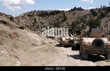 Les soldats du 1er peloton, Compagnie C, 2e Bataillon, 87e d'infanterie, 3e Brigade Combat Team, 10e division de montagne, descendre un chemin étroit alors qu'il escortait fournit sur un avant-poste éloigné.US Army photo de la CPS. Matthieu Leary/Task Force Fury PAO Banque D'Images