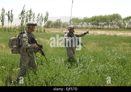 Le caporal de l'armée. Bryan R. Boender souligne quelque chose de suspect à l'horizon de l'armée à la FPC. Timmothy M. Mailliard tandis que les deux sont en patrouille dans la province de l'Andar en Afghanistan. Boender et Mailliard font partie du 2e Bataillon du 508th Parachute Infantry Regiment, 4e Brigade Combat Team, 82e Division aéroportée US Army.spc. Matthieu Leary/Task Force Fury PAO Banque D'Images