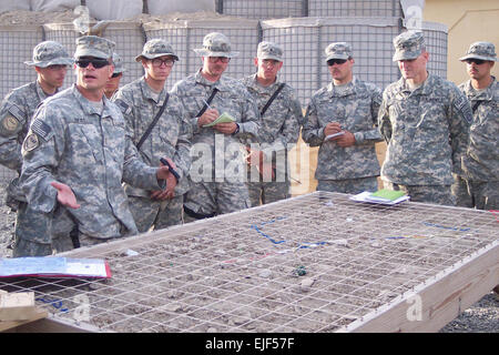 2e armée, le Lieutenant John Roughneck chef de section, explique détails de la mission à l'aide d'un tableau de sable, sous la surveillance de brigadier de l'armée. Le général Joseph Votel, Combined Joint Task Force-82 commandant adjoint des opérations. Photo courtoisie de l'Armée américaine Banque D'Images