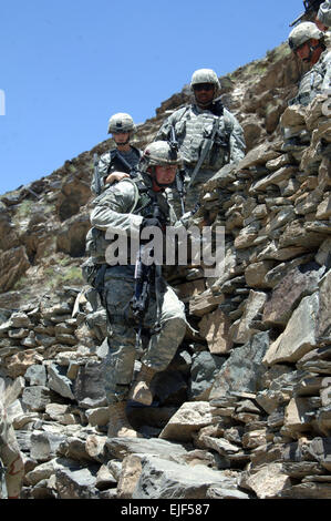 Lieutenant de l'armée américaine Reabe Jonathon, de l'Équipe provinciale de reconstruction à partir de la base d'Kalagush, mène ses soldats vers le bas d'un mur de pierre en patrouille de Balik dans la province du Nuristan Afghanistan le 14 juin 2007. Le s.. Michael Bracken publié Banque D'Images