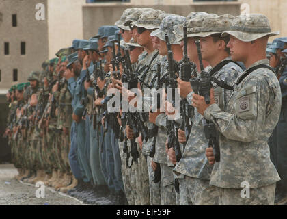 Ghazni, Afghanistan - Des soldats de l'équipe de combat de la 4e Brigade de la 82e Division aéroportée, la Police nationale afghane, et le 203e de l'Armée nationale afghane pour assembler un corps pour la cérémonie de reconnaissance Coopération Maiwand. L'opération a été initiée et planifié par l'Armée nationale afghane et a été réalisée à l'aide du Groupe de travail de l'ANP et de fureur. Ensemble, ils ont mené des opérations militaires et de sécurité et livré l'aide humanitaire dans la province de Ghazni afin d'obtenir le soutien de la population afghane. U.S. Navy Photo/ Maître de Première classe David M. Votroubek Banque D'Images