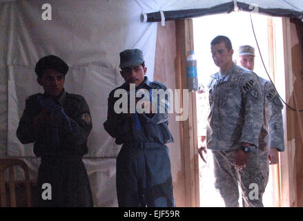 Les agents de la Police nationale afghane une chambre de compensation pratique tandis que les soldats de l'armée américaine d'observer à base d'Kalagush dans la province du Nuristan Afghanistan le 12 juin 2007. Les soldats sont de 3e Peloton, la Compagnie Charlie, 66e Compagnie de Police militaire. Le s.. Isaac A. Graham Banque D'Images