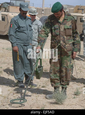 Un soldat de l'Armée nationale afghane et l'agent de police à la pratique des mines après avoir reçu une classe de déminage de soldats de l'Armée américaine Des soldats du 4e Bataillon des troupes spéciales de la Brigade, 82e Division aéroportée le 28 mai 2007, sur la base de la marche avant, guerrier de l'Afghanistan. Le s.. Justin Holley Banque D'Images