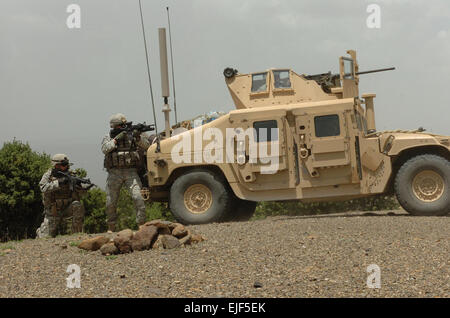 070716-A-2013C-013 Army Staff Sgt. Brent Adams vise à insurgés retranchés derrière une colline tandis que des PFC. Lenius Henry fournit cartel durant un échange de tirs dans la province de Paktika, District Bermel, Afghanistan. Adams est un chef de section scout Schweinfurt, Allemagne, et d'infanterie est Lenius opérateur de transmission radio de Vérone, Wisconsin (Etats-Unis) Les deux sont dans la 173e Brigade aéroportée's 1/91e régiment de cavalerie, troupes d'Anvil, 3e Peloton. La CPS. Micah E. Clare Banque D'Images