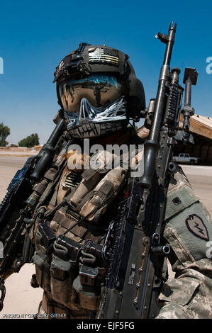 Après l'exécution des soldats américains et de l'Iraq des dignitaires pour leur destination finale, le sergent chef d'équipe. Oser, Fred A. Co. 2-25, Brigade d'aviation de combat, joint à la 2e Brigade Combat Team lourds, 3e Division d'infanterie, démonte le Bravo 240 mitrailleuses de l'UH-60 Black Hawk utilisés pendant la mission du matin à plusieurs postes de contrôle de sécurité dans la province de Ninewa, l'Iraq, le 2 juillet. Banque D'Images