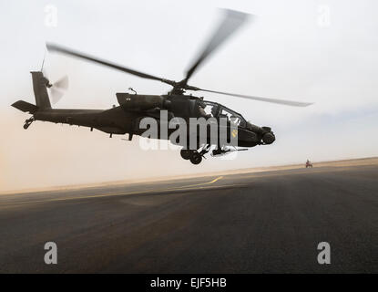 Un AH-64 Apache exploité par l'ARMÉE AMÉRICAINE, 4e bataillon du 227e Bataillon de Reconnaissance, d'attaque, 42e Brigade d'aviation de combat, et de la Royal Saudi Land Forces Canadiennes Du 1er Bataillon, 3e Groupe d'aviation, prend son envol au début d'un assaut aérien pratique au cours de l'effort de l'amitié et fer à repasser Hawk 14 le 12 avril 2014, près de Tabuk, Arabie saoudite. Fer à Repasser Hawk et l'amitié 14 Les forces de l'armée américaine participent à partir de la 42e CAB, New York, la Garde nationale et la 2e Brigade Combat Team, 4e Division d'infanterie, et la masse de l'Arabie Saoudite et les forces de l'aviation. Plus de semaines de pratique les deux armées axées sur la GI Banque D'Images