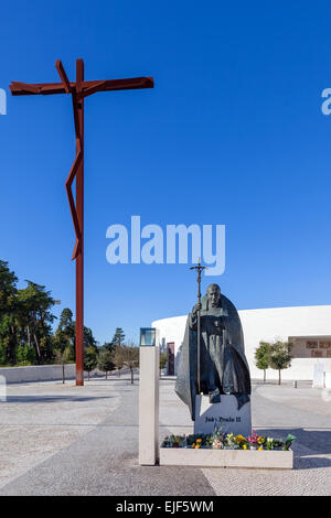 Sanctuaire de Fatima, au Portugal. Statue du Pape Jean Paul II avec le High-Cross et basilique de Sainte Trinité en arrière-plan Banque D'Images