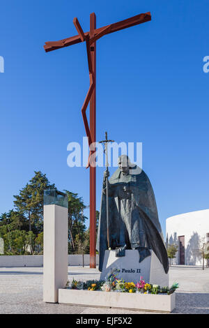 Sanctuaire de Fatima, au Portugal. Statue du Pape Jean Paul II avec le High-Cross et basilique de Sainte Trinité en arrière-plan Banque D'Images