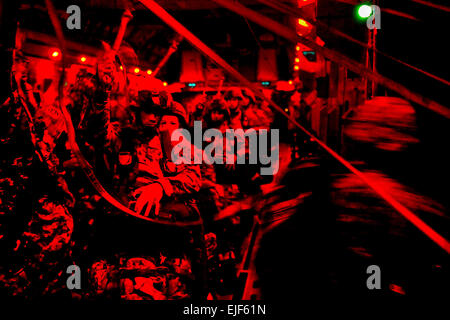 Les soldats de l'armée américaine de se préparer à sauter d'un C-17 Globemaster III au cours d'un exercice sur l'entrée forcée Fort Bragg, N.C., 29 avril 2010. L'exercice fournit des soldats, affecté à la 82e Division aéroportée, avec une formation pour des opérations de contingence. U.S. Air Force photo/Le s.. Jason Robertson Banque D'Images