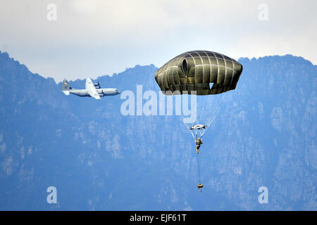 À partir de la brigade de parachutistes 173e Bataillon de soutien, 173e Brigade aéroportée terre après un saut à Juliet Drop Zone à Pordenone, Italie, le 24 septembre. Les parachutistes de l'armée américaine procède à une opération aéroportée avec T-11 parachutes de C-130 Hercules de la 86e Escadre de transport aérien est stationné à la base aérienne de Ramstein, en Allemagne. Spécialiste de l'information visuel Paolo Bovo/relâché Banque D'Images