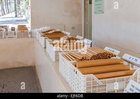 Sanctuaire de Fatima, au Portugal. Bougies votives dans différentes tailles pour les pèlerins d'offrir comme cadeau pour Notre Dame de Fatima Banque D'Images