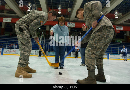 Terry strie, maire de Fairbanks, Alaska, supprime la mise en honneur U.S. Air Force Brig. Le Général Mark Graper, droite, représentant Eielson Icemen face à face avec le Lieutenant-colonel de l'armée américaine Ronald Johnson, gauche, représentant les Grizzlies de Fort Wainwright 23 Février, 2008, à la Grande Ourse Ice Arena sur Eielson Air Force Base, en Alaska, au cours de la 12e édition de la coupe des commandants. U.S. Air Force photo/Navigant de première classe Jonathan Snyder Banque D'Images