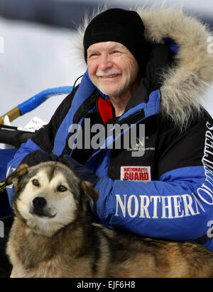 Maître de l'armée américaine le Sgt. Rodney Whaley, un Texas Army National Guardsman, pose pour des photos avec un de ses chiens de traîneau en Alaska le 10 mars 2008. Whaley seront en compétition pour la prochaine course de traîneaux à chiens Iditarod 2008, présenté comme "La dernière grande course" à Anchorage, Alaska, qui le mènera sur les rivières gelées, des chaînes de montagnes, forêts denses, désert, toundra et des kilomètres de côtes balayées par. Whaley deviendra le premier dans l'histoire de concurrencer Tennessean dans la course. Russel Lee Klika, de l'armée américaine. Banque D'Images