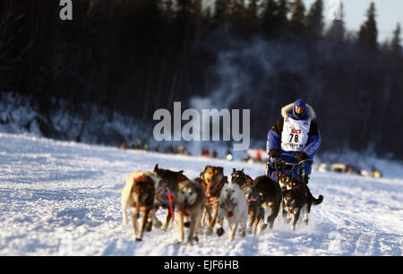 Maître de l'armée américaine le Sgt. Rodney Whaley, un Texas Army National Guardsman, trains avec ses chiens, 2 mars 2008, en Alaska, pour la prochaine 2008 Iditarod, présenté comme 'la dernière grande course.' les deux semaines de la course de traîneaux à chiens à Anchorage, Alaska, prendra plus de Whaley rivières gelées, des chaînes de montagnes déchiquetées, des forêts denses, désert, toundra et des kilomètres de côtes balayées par. Whaley, qui est parrainé par l'Armée de la Garde nationale, deviendra le premier dans l'histoire de concurrencer Tennessean dans la course. Russel Lee Parution Klika Banque D'Images