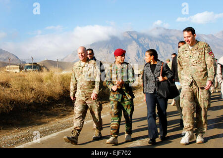 De gauche à droite : le sergent de l'armée américaine. Le Major Rob Weel, Commandement de l'Armée nationale afghane, le Sgt. Le major Faiz Mohammad Wafa, Conseiller à la sécurité nationale américaine Susan Rice, et le lieutenant-colonel de l'armée américaine Fernando Lujan, discuter de l'état de Forces Spéciales afghanes sur Novembre 24, 2013, lors de la visite de riz Camp Commando près de Kaboul, Afghanistan. Weel et Lujan sont des mentors à l'Armée nationale afghane Special Operations Command. Wafa est la commande de la haute s'enrôle advisor. Le sergent-chef. Michael J. Carden Banque D'Images