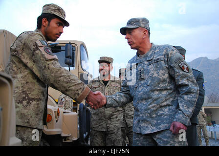 Le 14 décembre à Kaboul, en Afghanistan, le Général David Petraeus, commandant de la FIAS et Commandant USFOR-A, a serré la main d'un Afghan National Civil Order Police ANCOP patrouilleur. ANCOP stand des forces de 9 000 et représentent "l'honneur de l'Afghanistan. Les membres du Columbus sont les plus instruits, mieux formés et plus déployées police afghane. Selon le Général Petraeus, ANCOP est un pilier essentiel dans la FSNA Il fournit des capacités dans les domaines qui constituent une menace importante. ANCOP a gagné le grand respect du peuple afghan. Chaque fois qu'une unité du Columbus se prépare à quitter une zone dans laquelle ils servent, Banque D'Images