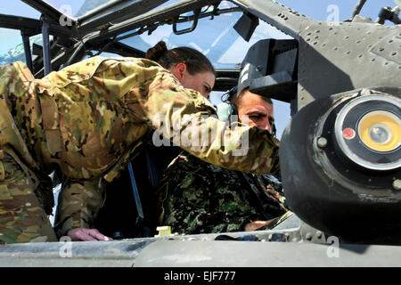 Le capitaine Donna Buono gauche, le commandant de la Compagnie B, 3e Bataillon, 101e Régiment d'aviation, et un pilote AH-64 Apache, introduit Afghan Air Force, le général Abdul Razik Sherzai, le commandant de l'Escadre aérienne de Kandahar, à l'hélicoptère pendant le visite du général avec la Force Thunder ici le 2 avril. Sherzai a rencontré le colonel Todd Royar - le commandant de la force opérationnelle - et son subordonné pour discuter de possibilités de partenariat futur entre les deux unités. Task Force Thunder comprend la 159e Brigade d'aviation de combat et de ses bataillons, qui sont déployés à partir de Fort Campbell, Ky., al Banque D'Images