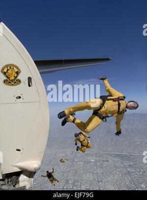 Les soldats de l'armée américaine Golden Knights Parachute Team sauter d'un avion pendant la cérémonie d'ouverture de l'aérospatiale et de l'Arizona 2007 jours air show sur la base aérienne Davis-Monthan Air Force Base à Tucson (Arizona), 17 mars 2007. Le spectacle aérien permet au grand public de voir les démonstrations aériennes militaires et civils et des aéronefs d'affichage à l'électricité statique. Airman Senior Christina D. Ponte, U.S. Air Force. Banque D'Images