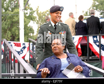 La CPS. Jeffrey Stevenson de la 101st Airborne Division Air Assault escorts Little Rock neuf états Melba Pattillo Beals au nouveau consacré Little Rock Central High School National Historic Site Visitor Center après la cérémonie d'dedciation 24 septembre 2007. Le Sgt. 1re classe N. Maxfield /arkansas Arkansas Opération Banque D'Images