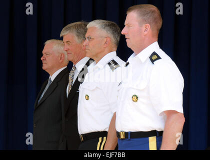 Le Secrétaire à la défense, Robert Gates, chef d'état-major général George W. Casey Jr., secrétaire de l'armée et le Sgt John McHugh. Le major de l'Armée Kenneth O. Preston pour le considérant du credo du soldat au cours de la cérémonie le gâteau pour célébrer le 235e anniversaire de l'armée, le 14 juin 2010, au Pentagone. Personnel : Sgt. Matthieu Clifton. 235/ 235/ . Banque D'Images