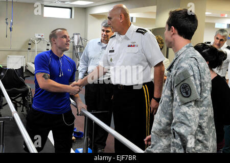 L'ARMÉE AMÉRICAINE Le Général Raymond T. Odierno, Chef du personnel de l'armée, serre la main d'un guerrier blessé lors d'une visite de Walter Reed National Military Medical Center de Bethesda, MD, du 22 septembre 2011. Le s.. Teddy Wade Banque D'Images