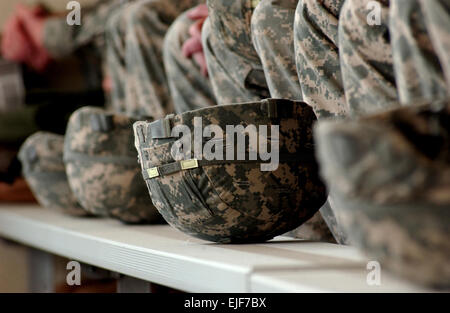 Les casques de combat de l'armée affectés à des soldats participant à la réserve de l'armée américaine 2009 Concours meilleur guerrier s'asseoir à la prête au cours de la Cours d'orientation de combat urbain phase de la compétition. Le concours apporté 28 soldats et sous-officiers à partir de Guam à New Hampshire afin de Fort McCoy pour déterminer le meilleur de l'armée de réserve. La réserve de l'Armée de gagnants seront alors en concurrence dans le département de l'Armée concours tenu plus tard cette année à Fort Lee, Va. Banque D'Images