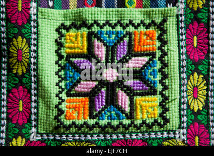 Les modèles colorés sur les tissus de l'artisanat andin Banque D'Images