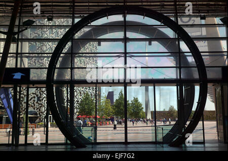 Vue depuis l'intérieur de l'O2 Arena à l'extérieur, vers la péninsule de Square, Greenwich, North Greenwich, London, UK. Banque D'Images