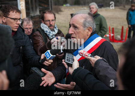 Le Vernet, Alpes de Haute-Provence, France - 25 mars 2015. Maire François Balique parle avec les journalistes. Un avion s'est écrasé hier matin dans les Alpes entre location-Bléone et Vernet ; on pense que les victimes comprennent toutes les 150 personnes à bord. Photo : Alessandro Vecchi/dpa Banque D'Images