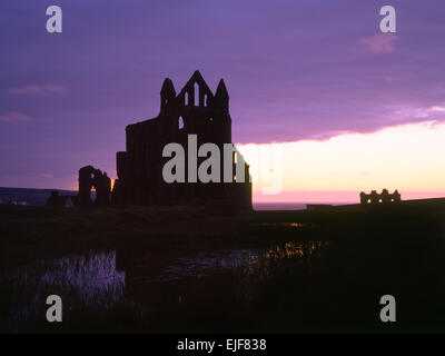 Ruines de l'abbaye de Whitby, North Yorkshire, silhouette à la NW à la tombée ; demeure de Norman abbaye bénédictine reconstruite au début de 1220 de style anglais. Banque D'Images