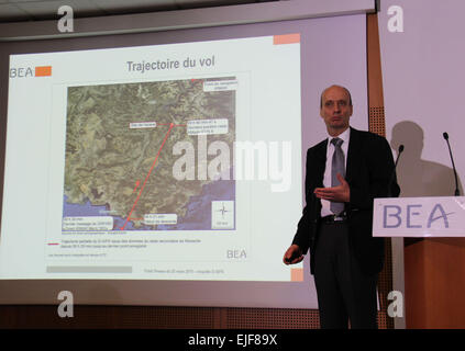 Paris, France. Mar 25, 2015. Rémi Jouty, directeur général de l'enquête et d'analyse de Bureau pour la sécurité de l'Aviation Civile (BEA) prend la parole lors d'une conférence de presse à Paris, France, le 25 mars 2015. L'organisation de la sécurité de l'aviation française a réussi à extraire des données utiles à partir de la boîte noire endommagée extrait de l'A320 Airbus Germanwings abattu qui s'est écrasé mardi, un haut fonctionnaire a déclaré mercredi. © Zhang Xuefei/Xinhua/Alamy Live News Banque D'Images