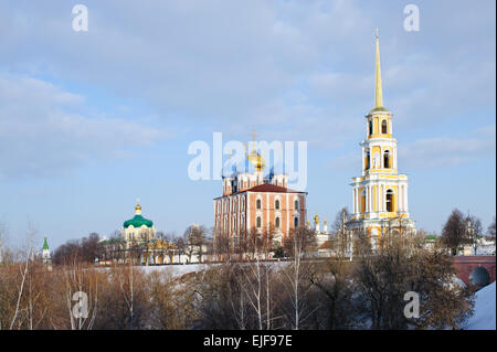 Vue sur le Kremlin de Riazan de rivière Trubezh remblai, Russie Banque D'Images