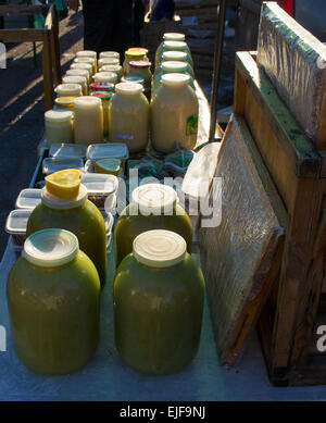 Pots de verre remplis de matières miel bio et abeille douce Banque D'Images