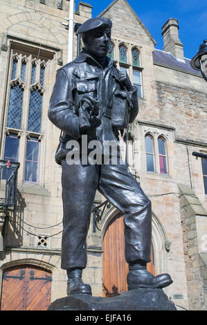 Pour la sculpture commémorative Durham Light Infantry par Alan Beattie Herriot , place du marché de la ville de Durham, North East England UK Banque D'Images