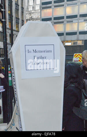 Kingsway, London, UK. 25 mars 2015. Un groupe d'enseignement supérieur (FE) et du personnel chargés de l'étape a protester contre les coupures dans l'enseignement aux adultes et l'apprentissage dans le secteur de la FE. Le secteur est souvent décrit comme le secteur 'Cinderella' comme il reçoit peu d'attention des médias. Banque D'Images